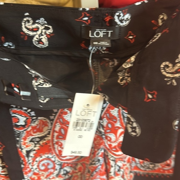 Loft black/red/blue paisley print 4” shorts size 00 (fits like 0-2)​ - Picture 2 of 3